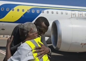 Reisende warten am Gate nach der Khartoum Flughafen Wiedereröffnung