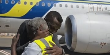 Reisende warten am Gate nach der Khartoum Flughafen Wiedereröffnung