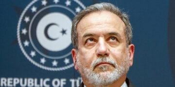 Ein Flugzeugträger der Vereinigten Staaten kreuzt im Persischen Golf als Reaktion auf die Iran US-Stützpunkte Drohung.