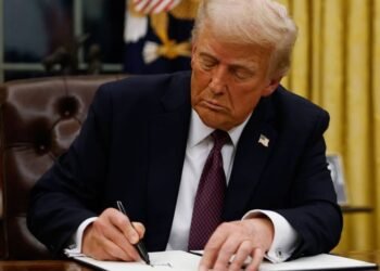 Mitglieder der Beamtengewerkschaften protestieren in den Vereinigten Staaten gegen die Trump Beamtenentlassung