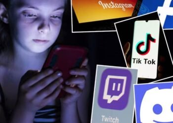 Ein Tablet zeigt eine moderne Altersverifikation zur Umsetzung für das geplante Social Media Verbot Slowenien