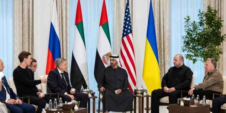 Delegierte während der Ukraine Friedensgespräche Abu Dhabi bei Verhandlungen