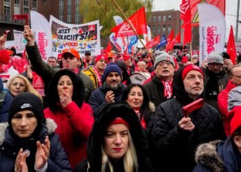 Kai Wegner äußert sich kritisch zum geplanten BASF Stellenabbau.