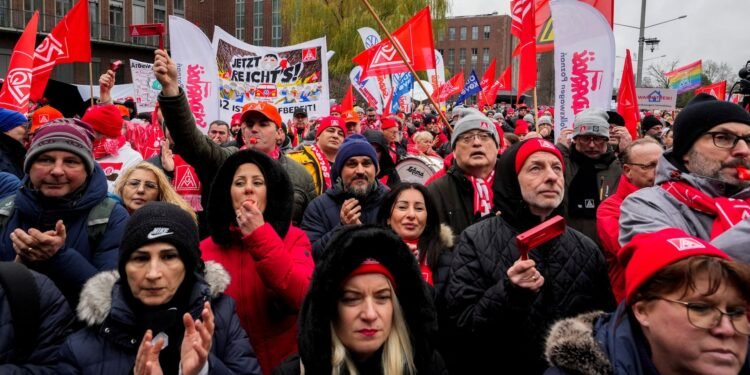 Kai Wegner äußert sich kritisch zum geplanten BASF Stellenabbau.
