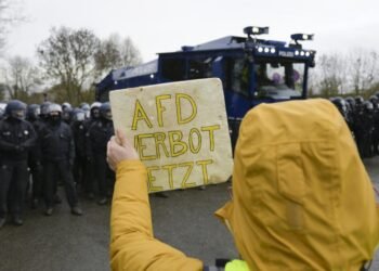 Juristische Dokumente zum Thema Gericht stoppt Einstufung