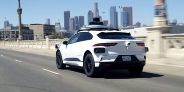 Im belebten Stadtzentrum von Nashville Waymo operiert autonom durch den Verkehr