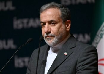 Ein Flugzeugträger der Vereinigten Staaten kreuzt im Persischen Golf als Reaktion auf die Iran US-Stützpunkte Drohung.