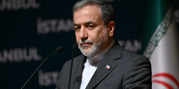 Ein Flugzeugträger der Vereinigten Staaten kreuzt im Persischen Golf als Reaktion auf die Iran US-Stützpunkte Drohung.