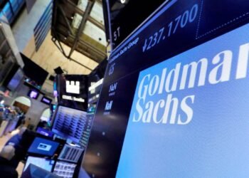 Ein Interface verdeutlicht, wie komplexe Bankaufgaben automatisiert durch KI bei Goldman Sachs die Compliance-Prüfung beschleunigen.