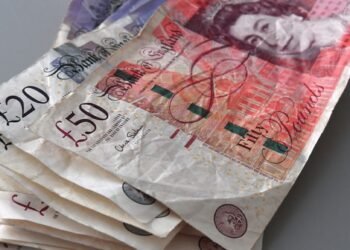 Junge Menschen suchen Jobs auf dem britischen Arbeitsmarkt