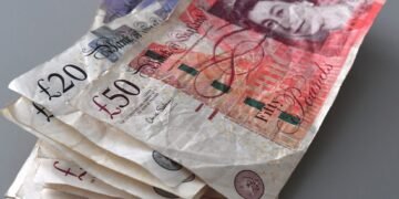 Junge Menschen suchen Jobs auf dem britischen Arbeitsmarkt