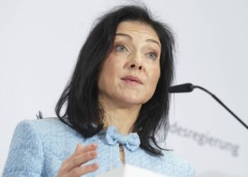 Die Flaggen von Deutschland, Lettland und Litauen zur Energiekooperation Ostsee.