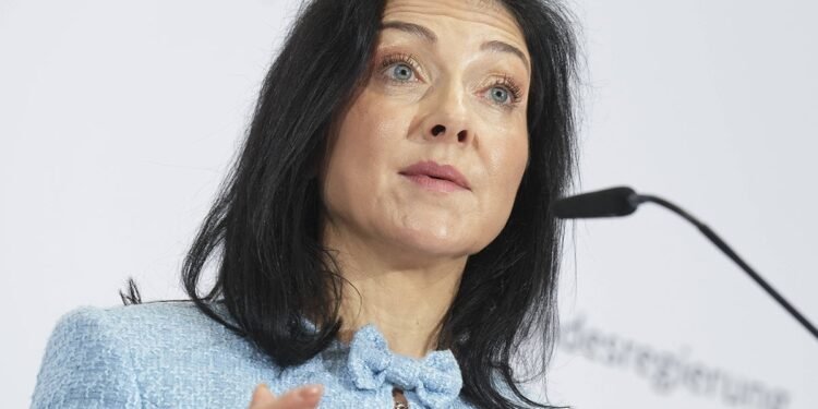 Die Flaggen von Deutschland, Lettland und Litauen zur Energiekooperation Ostsee.