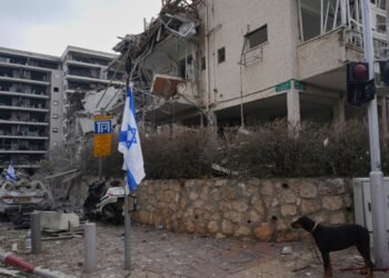 Rettungskräfte versorgen Verletzten nach einem Angriff auf Nordisrael