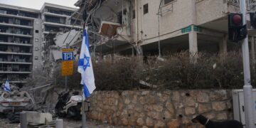 Rettungskräfte versorgen Verletzten nach einem Angriff auf Nordisrael