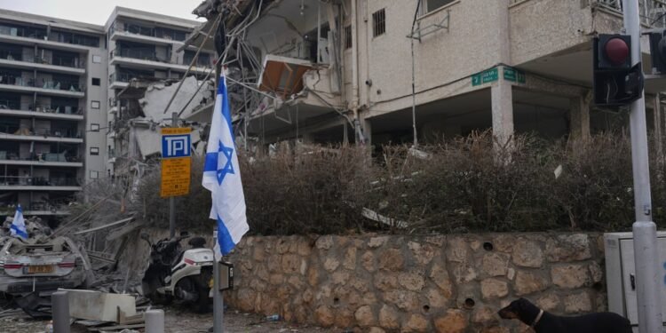 Rettungskräfte versorgen Verletzten nach einem Angriff auf Nordisrael