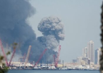 Rauchsäulen nach den ersten Explosionen in Teheran im Februar 2026