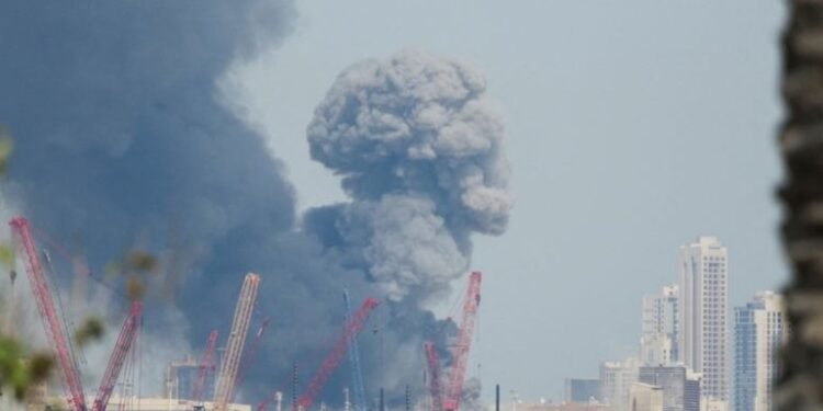 Rauchsäulen nach den ersten Explosionen in Teheran im Februar 2026