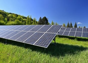 Techniker installiert Paneele im Kontext der neuen Solarzellen Subventionen Regelung