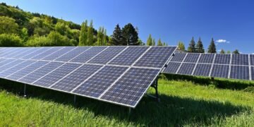 Techniker installiert Paneele im Kontext der neuen Solarzellen Subventionen Regelung