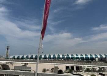 Emirates Flugzeuge am Boden nach dem Drohnenangriff auf den Flughafen Dubai