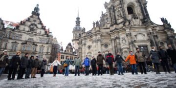 Experten untersuchen die nicht explodierte Bombe in Dresden vor der Entschärfung.