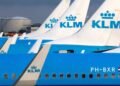Informationstafel am Terminal zeigt: KLM stellt Flüge nach Dubai ein bis Ende März.