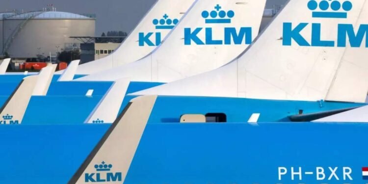 Informationstafel am Terminal zeigt: KLM stellt Flüge nach Dubai ein bis Ende März.