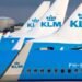 Informationstafel am Terminal zeigt: KLM stellt Flüge nach Dubai ein bis Ende März.