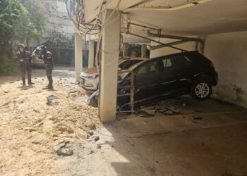 Trümmer und Trichter an einer Baustelle nach einem Raketentreffer mit Opfer iranischer Angriffe.