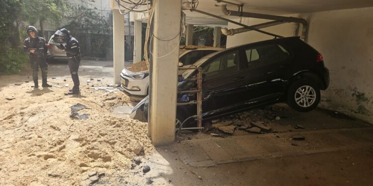 Trümmer und Trichter an einer Baustelle nach einem Raketentreffer mit Opfer iranischer Angriffe.