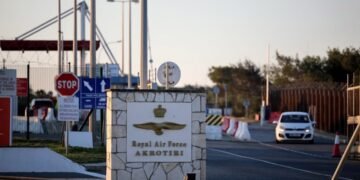 Luftaufnahme der beschädigten Startbahn in Akrotiri infolge des Iran Raketenangriff Zypern.