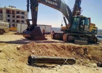 Explosionsspuren nach dem Raketenangriff des Iran auf die Türkei am Nachthimmel