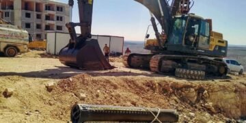 Explosionsspuren nach dem Raketenangriff des Iran auf die Türkei am Nachthimmel