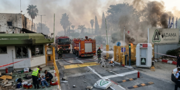 ADAMA Chemiewerk nach Raketenangriff mit Rauchwolke