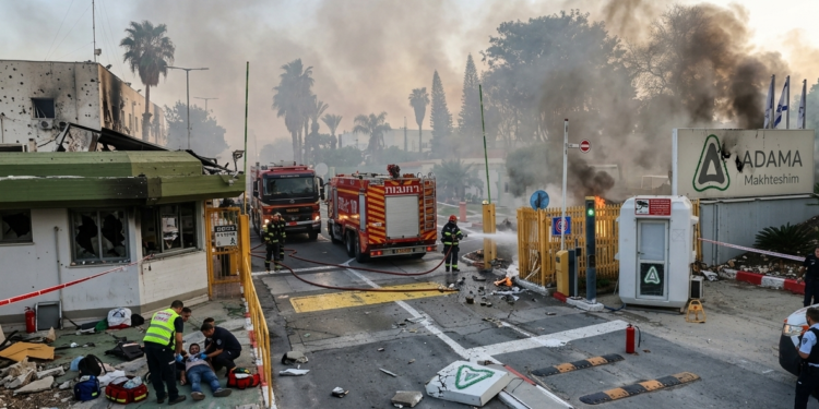ADAMA Chemiewerk nach Raketenangriff mit Rauchwolke