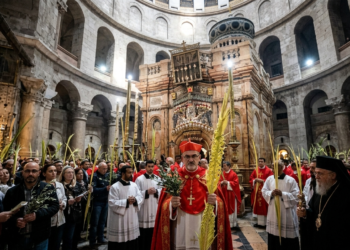 Palmsonntag in Jerusalem leere Grabeskirche Gläubige mit Palmzweigen