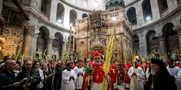 Palmsonntag in Jerusalem leere Grabeskirche Gläubige mit Palmzweigen