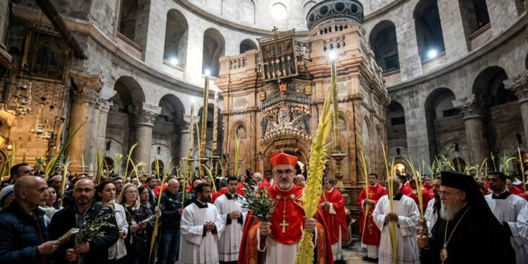 Palmsonntag in Jerusalem leere Grabeskirche Gläubige mit Palmzweigen