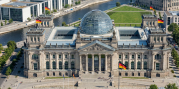 Wirtschaftsmaßnahmen: Verbraucher prüfen Kosten Tankstelle mit Preisschildern