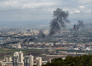 Feuerwehr im Einsatz bei Ölraffinerie Haifa Beschädigter Tankwagen
