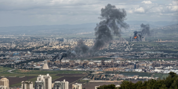 Feuerwehr im Einsatz bei Ölraffinerie Haifa Beschädigter Tankwagen