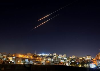 Ein NATO-Patriot-System an der Grenze im Jahr 2026; die Türkei warnt Iran nach erfolgreichem Abfangmanöver.