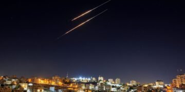 Ein NATO-Patriot-System an der Grenze im Jahr 2026; die Türkei warnt Iran nach erfolgreichem Abfangmanöver.