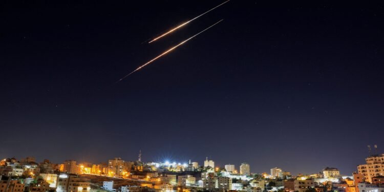 Ein NATO-Patriot-System an der Grenze im Jahr 2026; die Türkei warnt Iran nach erfolgreichem Abfangmanöver.