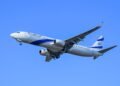 Ein Flugzeug am Gate des Ben Gurion Flughafens bereitet sich auf El Al Rückführungsflüge im Jahr 2026 vor.