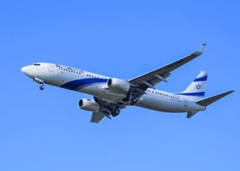 Ein Flugzeug am Gate des Ben Gurion Flughafens bereitet sich auf El Al Rückführungsflüge im Jahr 2026 vor.