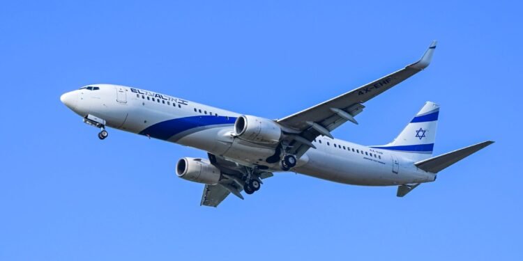 Ein Flugzeug am Gate des Ben Gurion Flughafens bereitet sich auf El Al Rückführungsflüge im Jahr 2026 vor.