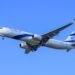 Ein Flugzeug am Gate des Ben Gurion Flughafens bereitet sich auf El Al Rückführungsflüge im Jahr 2026 vor.