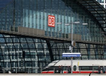 Weißer ICE im Bahnhof als Symbol für den Deutsche Bahn Milliardenverlust